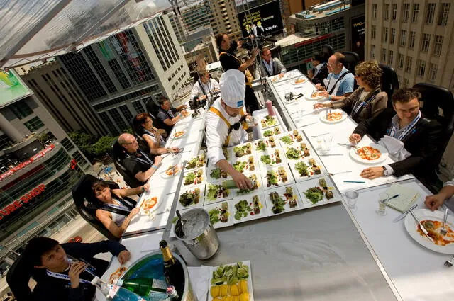  Algunos chefs presentan platos especiales durante la visita. Foto: Dinner in the Sky<br>    