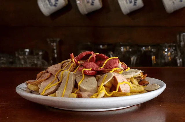 La rica salchipapa no se sirve en Central Restaurante, así como otros platos típicos del Perú. Foto: Piano Bar Munich   