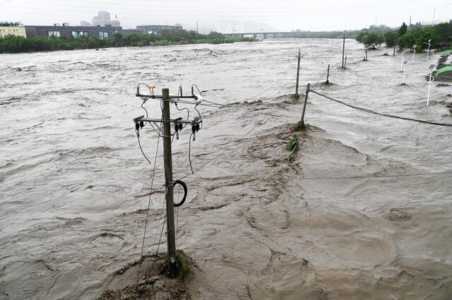 El río Yongding desbordado tras las fuertes lluvias en el distrito de Mentougou, en Pekín. Foto: AFP   