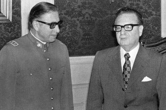  Pinochet fue nombrado por Allende comandante en jefe del Ejército chileno poco antes del golpe de Estado. Foto: AFP<br>    
