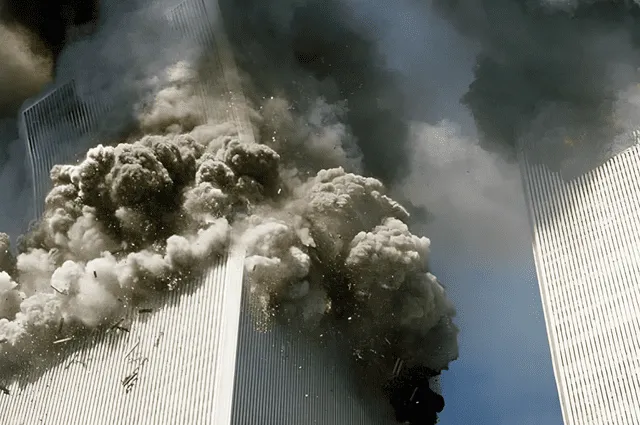  Momento del derrumbe de la primera torre. Foto: CNN<br>    