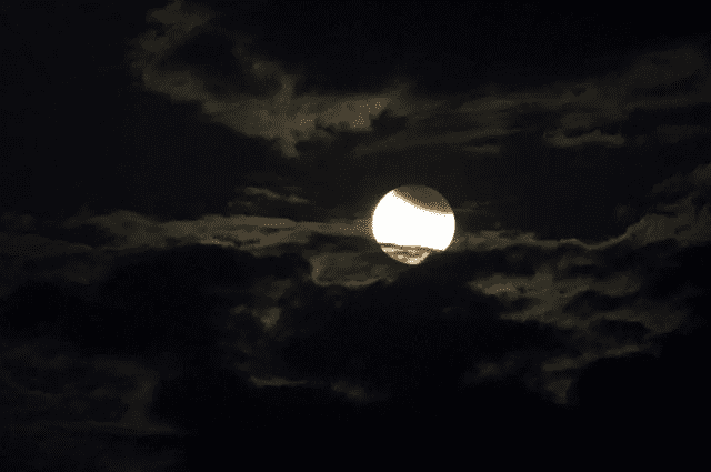  En un eclipse lunar parcial, solo se ensombrece una parte de la Luna. Foto: Brad Riza / NASA   