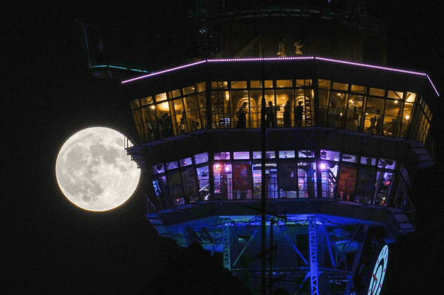  Superluna llena detrás de la torre Tsutenkaku, en Japón. Foto: Kyodo News / Getty Images   