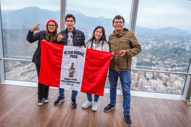 Fans peruanos viajaron a Chile para ver a Alter Bridge. Imagen tomada en la Costanera Sky. Foto: @rogeriotalarico   
