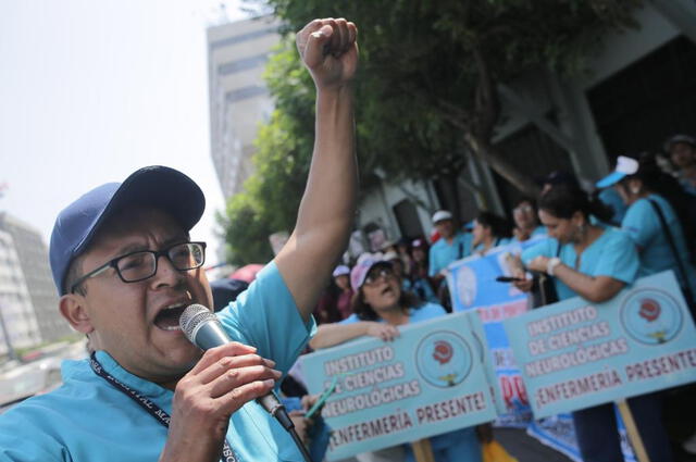 Enfermeros en huelga indefinida. Foto: John Reyes/LR   