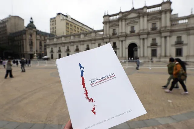 Ejemplar de la propuesta constitucional en Santiago, Chile. Foto: EFE   