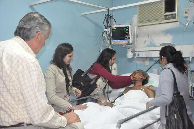 Raúl Gómez Cincunegui junto con su familia tras ser rescatado de los Andes. Foto: Clarín   