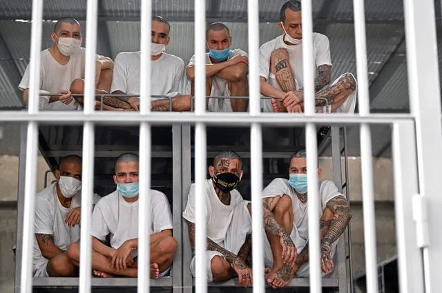 Detenidos por el régimen de excepción de Nayib Bukele. Foto: AFP   