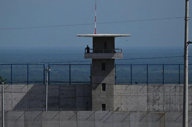 El presidente de Ecuador anunció construcción de dos prisiones de máxima seguridad al estilo de El Salvador y México. Foto: AFP   