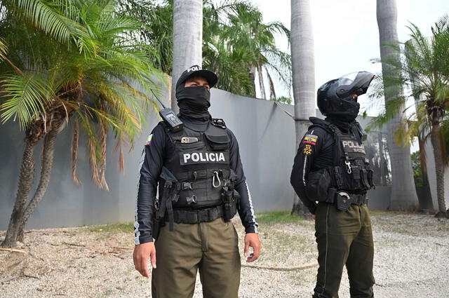 Policías a las afueras del canal TC Televisión de Ecuador, tomado en enero por criminales. Foto: AFP