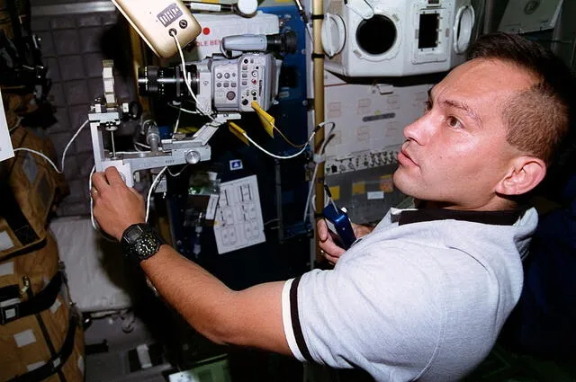  Carlos Noriega fue el primer peruano en ir al espacio. Foto: PICRYL<br>    