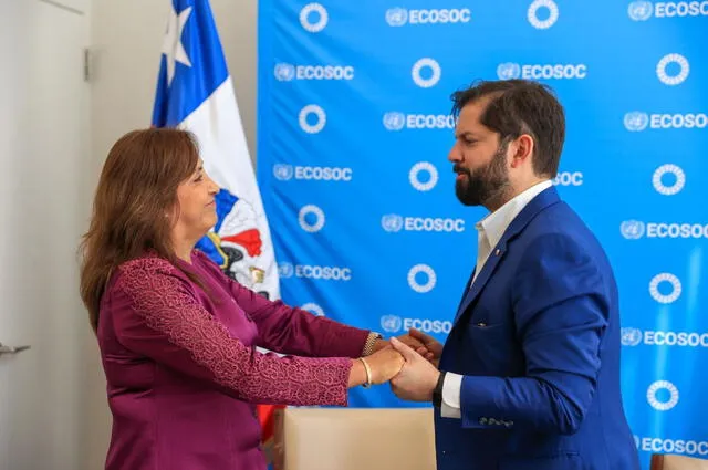 La presidenta Dina Boluarte lucío una pulsera en su encuentro con su homólogo chileno, Gabriel Boric   