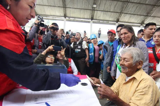  Marcelino a sus 119 años recibió por primera vez la ayuda económica del Estado a través del Programa Pensión 65. Foto: Andina.   