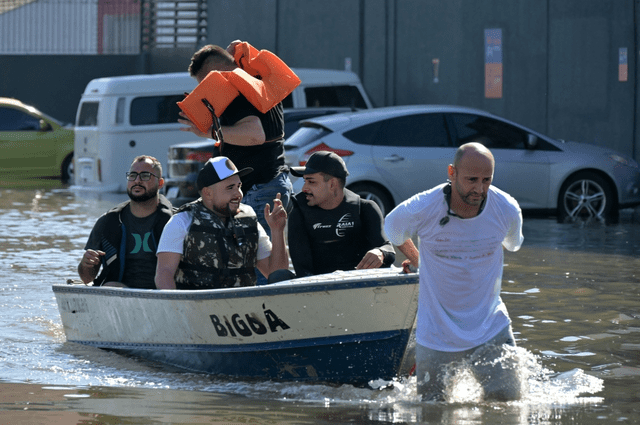 Ciudadanos son evacuados de una zona inundada en Porto Alegre, capital de Rio Grande do Sul, Brasil. Foto: AFP   