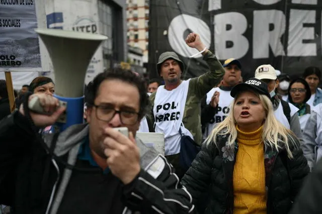 Gobierno de Argentina indicó que se aplicarán descuentos a los trabajadores estatales que se adhieran a la medida de fuerza. Foto: AFP.    