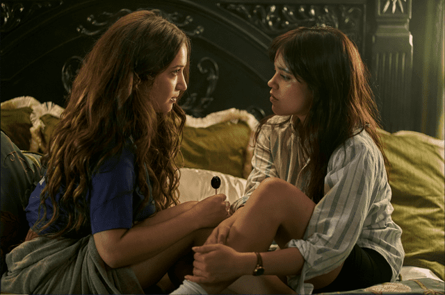 La actriz Gideon Adlon se da apasionados besos con Jenna Ortega en 'Miller's Girl'. Foto: Prime Video.    