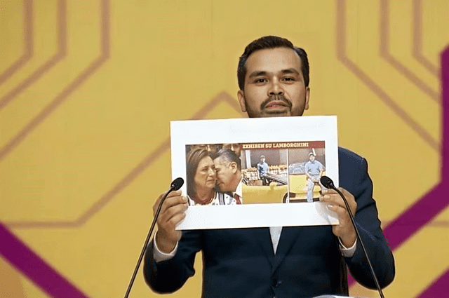 El candidato a la presidencia presentó fotografías de su oponente en el debate anterior. Foto: AFP   