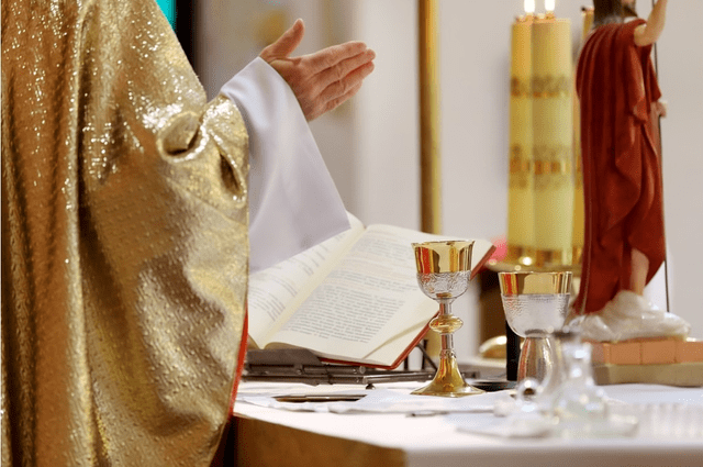 “La mordí, no lo niego. Me estaba defendiendo a mí mismo y al sacramento", afirmó el sacerdote. Foto: Freepik/ref.   