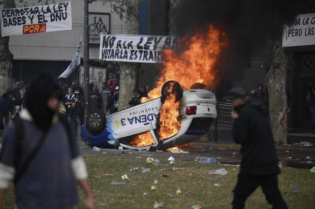 Un vehículo de la emisora de radio Cadena 3 fue volteado e incendiado por los manifestantes. Foto. AFP.   