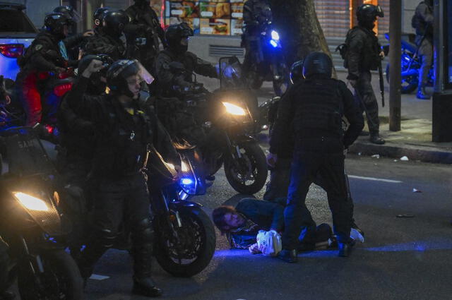 Se registró la detención de al menos 23 manifestantes, según la última información revelada por la autoridad argentina. Foto: AFP.    