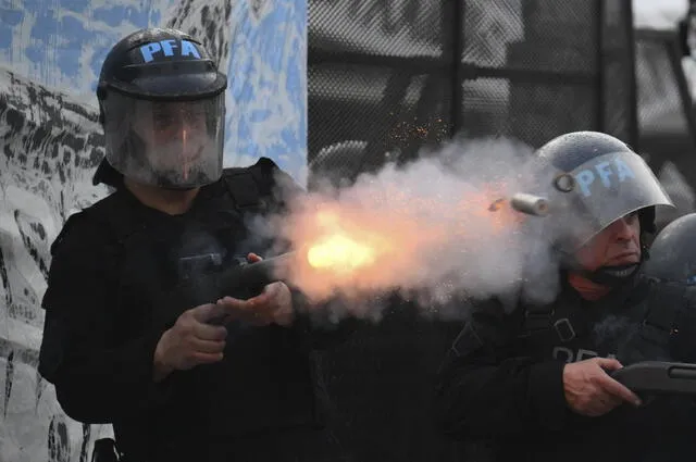 Dentro de las armas usadas para la disuasión de los manifestantes estuve presente las balas de goma. Foto: AFP.    