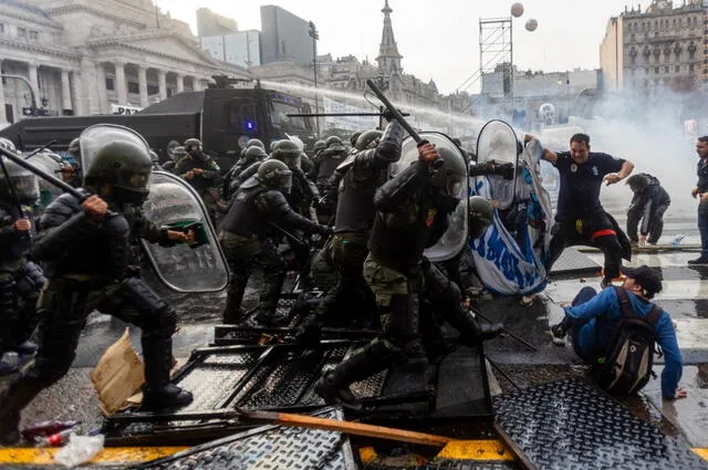 Tras el uso del cañón de agua, la autoridad argentina avanzó en bloque para empezar con la disuasión de manifestantes. Foto: AFP.    