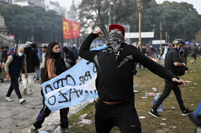De acuerdo al medio Clarín, los manifestantes usaron desde piedras hasta bombas molotov en medio de los disturbios. Foto: AFP.    