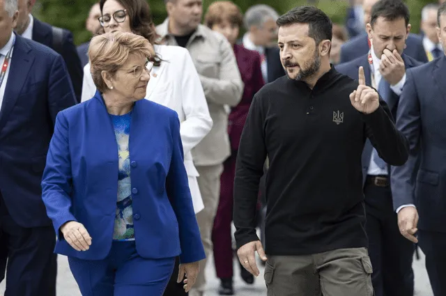 Volodimir Zelenski junto a la presidenta suiza, Viola Amherd, anfitriones de la cumbre por la paz en Ucrania. Foto: AFP   