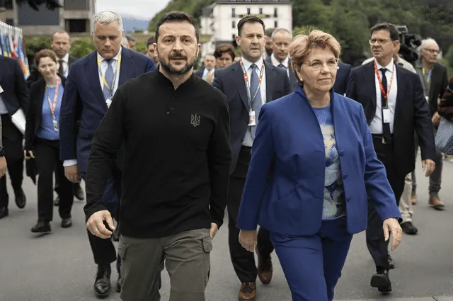 La presidenta suiza Viola Amherd junto a su par de Ucrania, Volodimir Zelenski. Foto: AFP 