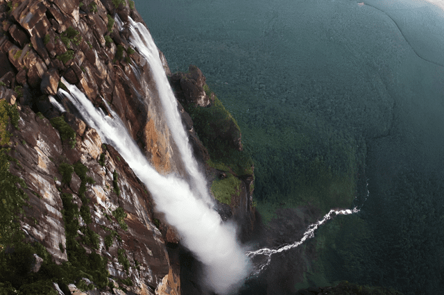 Esta catarata tiene 979 metros, 19 veces más que el Niágara. Foto: Jesús Vergara Guayana/Medium   