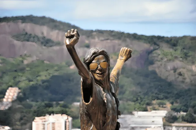  Esta estatua de bronce recrea la imagen del rey del pop. Foto: CDN<br>    