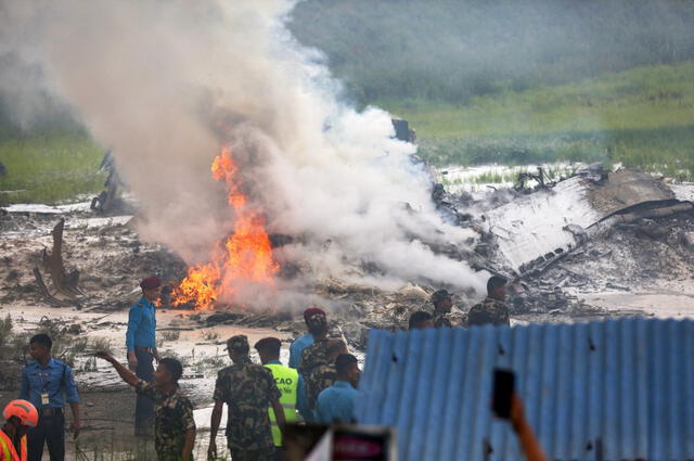 Un video obtenido por Reuters mostró imágenes de una cámara de seguridad que capturaron el momento del choque en Katmandú. Foto: AFP.    