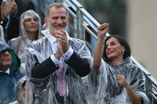 El rey Felipe VI y otros líderes mundiales tuvieron que usar cobertores ante la lluvia en Francia. Foto: AFP.    