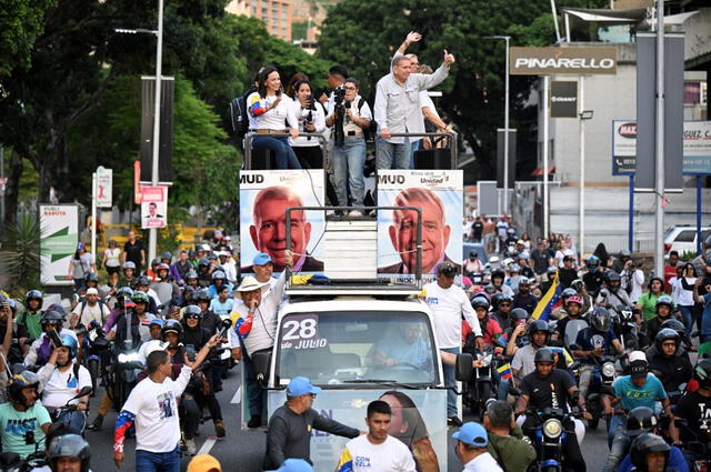 El actual presidente Nicolás Maduro se enfrentará al candidato opositor Edmundo González, quien lidera las encuestas. Foto: AFP.   