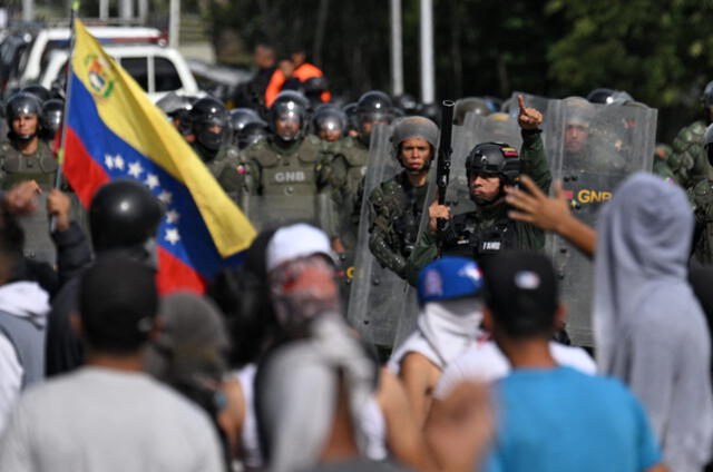 La proclamación de Maduro como presidente electo provocó una serie de protestas que dejaron un saldo trágico de al menos 25 muertos por represión, según organizaciones de derechos humanos. Foto: AFP   