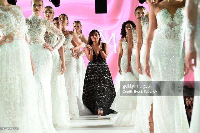 Elizabeth Muñoz, la diseñadora peruana que emprendió en vestidos de novia y hoy se presenta en el Fashion Week de Nueva York. Foto: Getty Images   