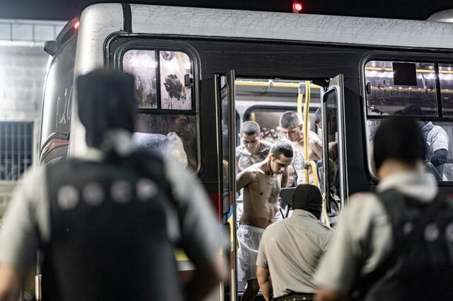 Esta medida dio como resultado en la detención de más de 81,000 pandilleros desde marzo de 2022. Foto: AFP.   