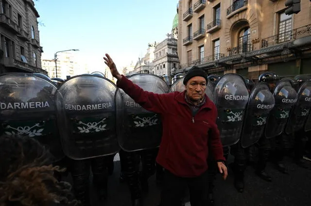 A través de redes sociales, estas agrupaciones hicieron un llamado a la sociedad, instando a otros sectores, como los estudiantes universitarios, a sumarse a la movilización. Foto: AFP.   