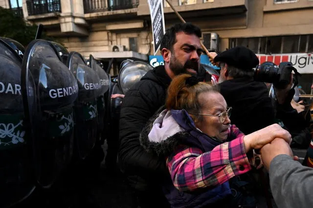 La tensión comenzó a escalar mientras los manifestantes se concentraban en las inmediaciones del Parlamento. Foto: AFP.   