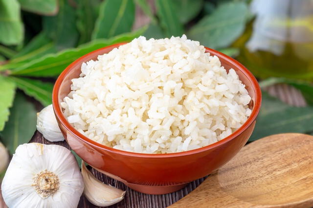 Lavar el arroz antes de cocinarlo no solo elimina estos metales, sino que también ayuda a retirar impurezas. Foto: Damián Serrano.   