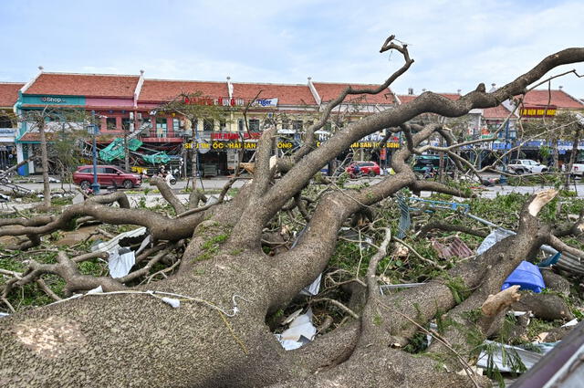 El primer ministro de Vietnam, Pham Minh Chinh, visitó la ciudad portuaria de Haiphong el domingo y aprobó un paquete de ayuda de 4,62 millones de dólares. Foto: AFP.   