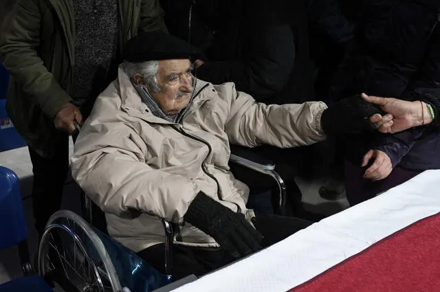 Mujica está enfrentando dificultades en su recuperación debido al dolor en su esófago. Foto: AFP.   