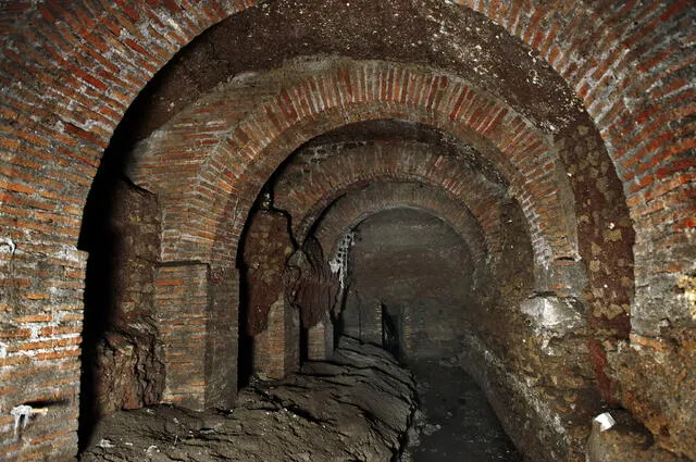 La Cloaca Máxima fue el segmento más sofisticado de este sistema, construida inicialmente como un canal abierto y más tarde transformada en un túnel monumental. Foto: FACE.   