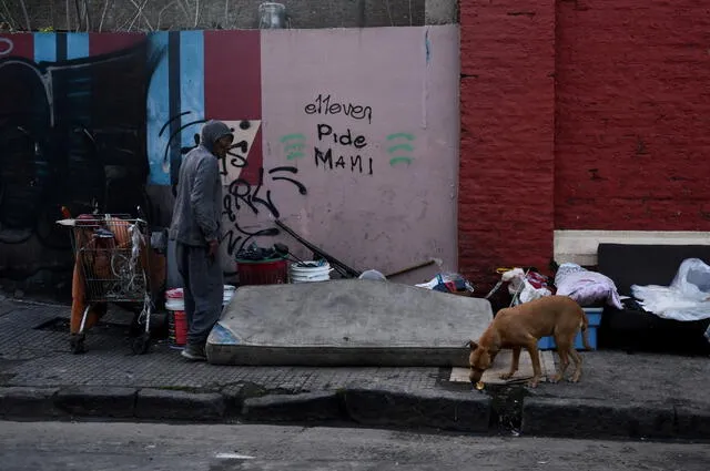 La alta inflación en 2024, que afecta el poder adquisitivo de los argentinos, ha sido uno de los principales factores detrás del estancamiento y leve aumento de los índices de pobreza. Foto: AFP   