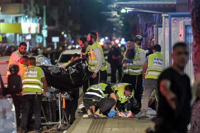 El ataque, que comenzó en el tranvía y continuó en las calles cercanas, fue perpetrado por dos individuos. Foto: AFP.   