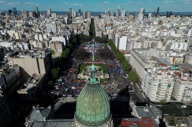 La reciente decisión del presidente generó un debate significativo, especialmente después de la multitudinaria marcha en defensa del financiamiento universitario. Foto: AFP.   