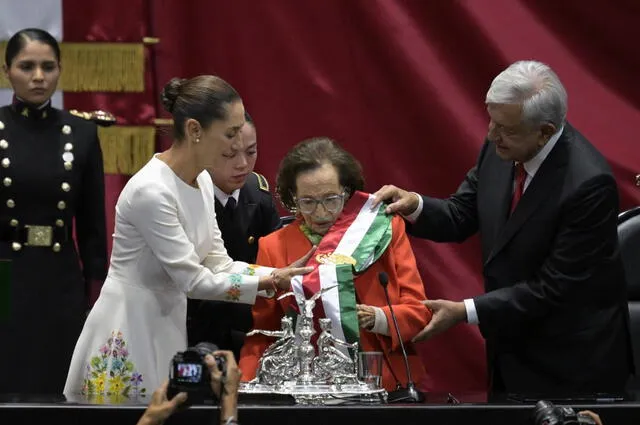 Claudia Sheinbaum recibió la banda presidencial de manos de Ifigenia Martínez, presidenta de la mesa directiva, y del expresidente Andrés Manuel López Obrador. Foto: AFP   