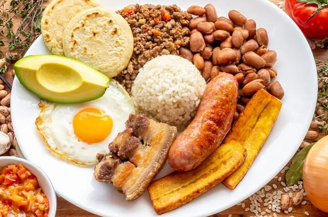  La bandeja paisa es el plato típico de Colombia. Foto: Bon Viveur   