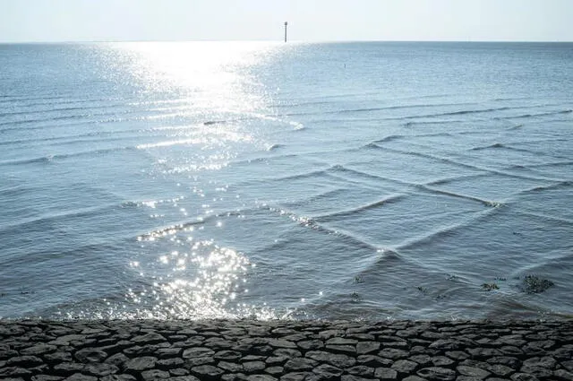  Las olas cuadradas se forman por el choque de corrientes marinas oblicuas que crean una superficie casi geométrica, atrayendo a miles de visitantes cada año. Foto: Koldunov Aleksei   