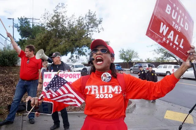 Manifestantes a favor del muro muestran signos de apoyo al presidente Donald Trump y a un muro fronterizo frente. Foto: AFP   